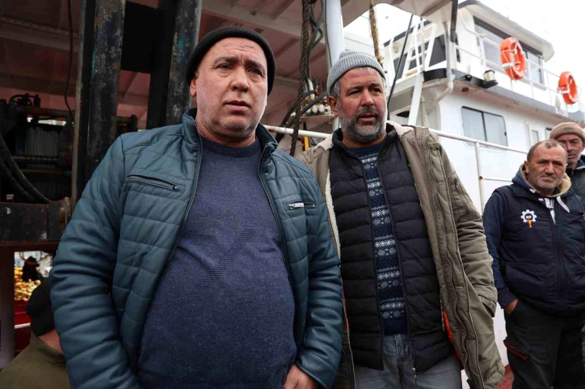İzmir Dikili\'de Balıkçı Teknesi Alabora Oldu: 3 Kişi Öldü, 5 Kişi Yaralı