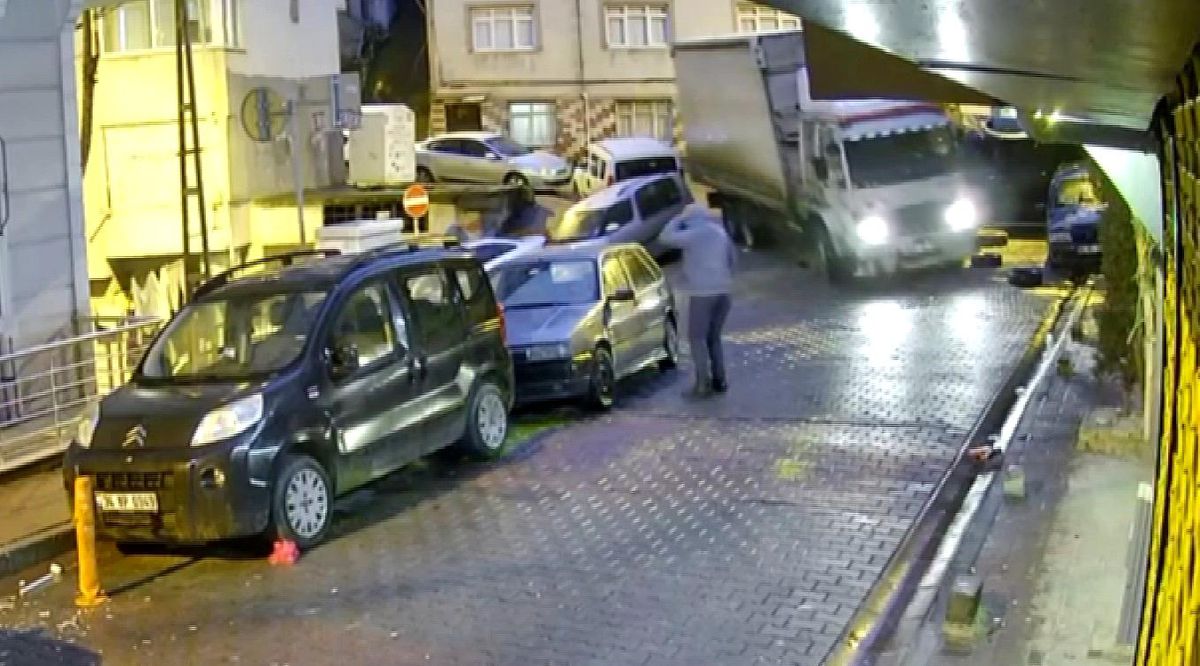 Kağıthane\'de Kamyon Park Halindeki Araçlara Çarptı