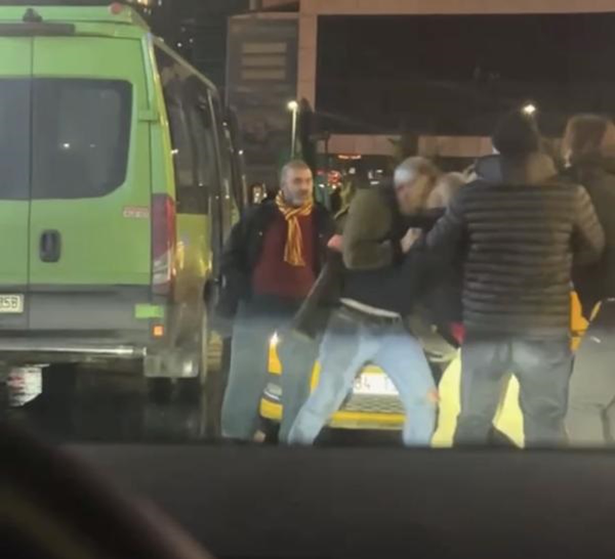 Taksici ile tartışan kişiler arasında kavga çıktı, kadın baygınlık geçirdi