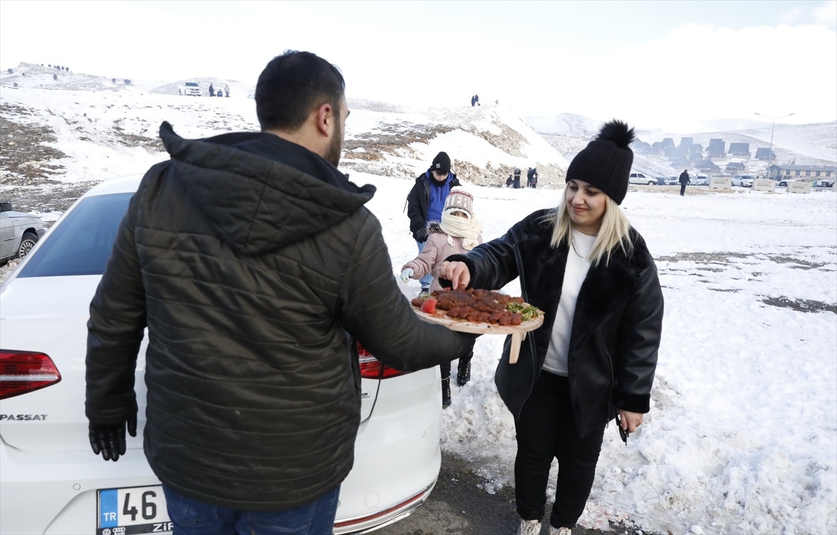 Kahramanmaraş\'taki Yedikuyular Kayak Merkezi\'nde sömestir yoğunluğu yaşanıyor