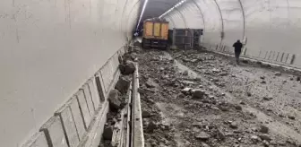 Rize'de kamyon devrildi, hafriyat tünel içerisine döküldü