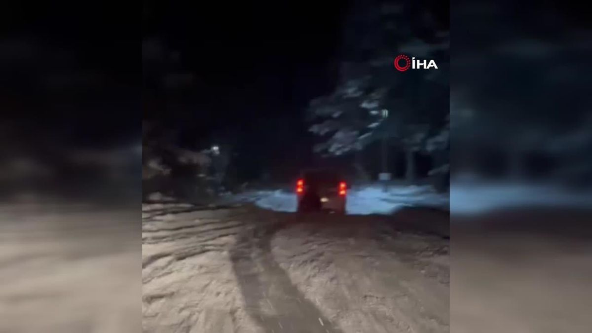 Karlı yolda tehlikeli anlar kamerada