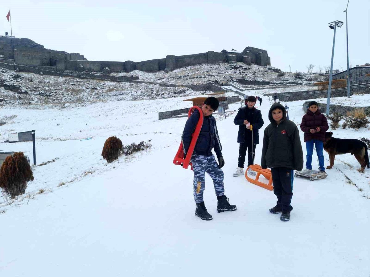 Kars\'ta çocuklar kendi kızaklarıyla eğlendi