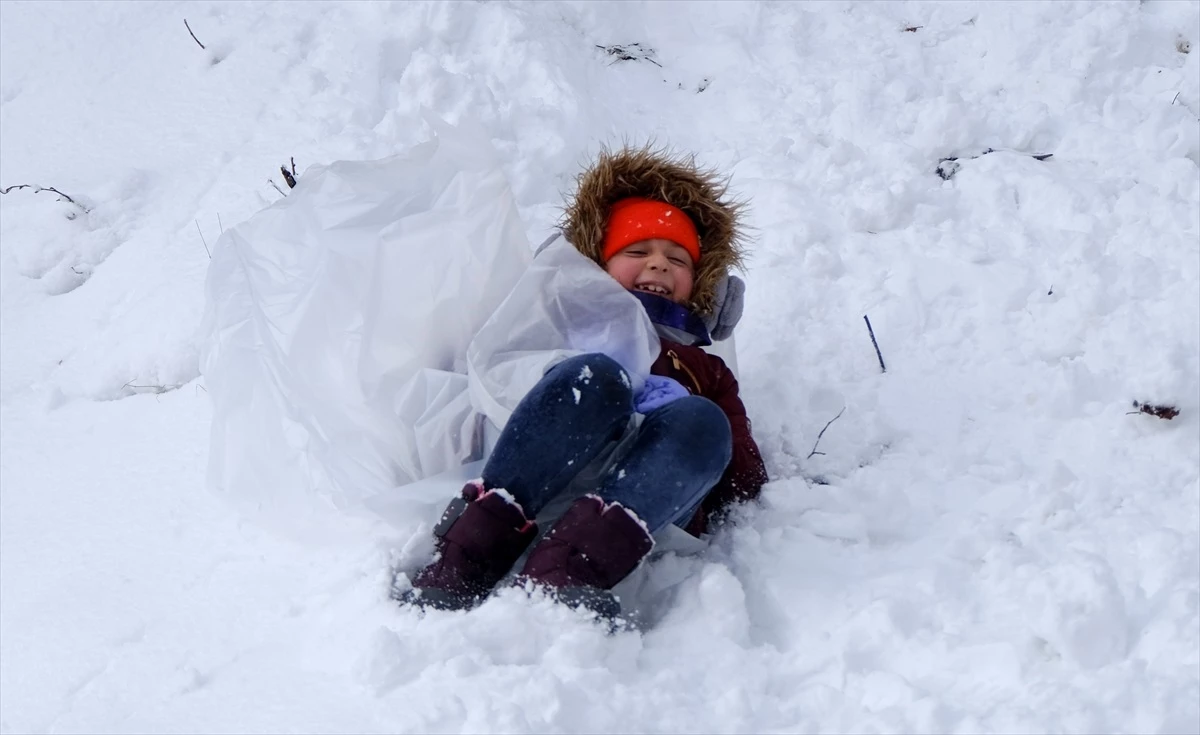 Kırklareli\'nde etkili kar yağışı yaşamı olumsuz etkiliyor