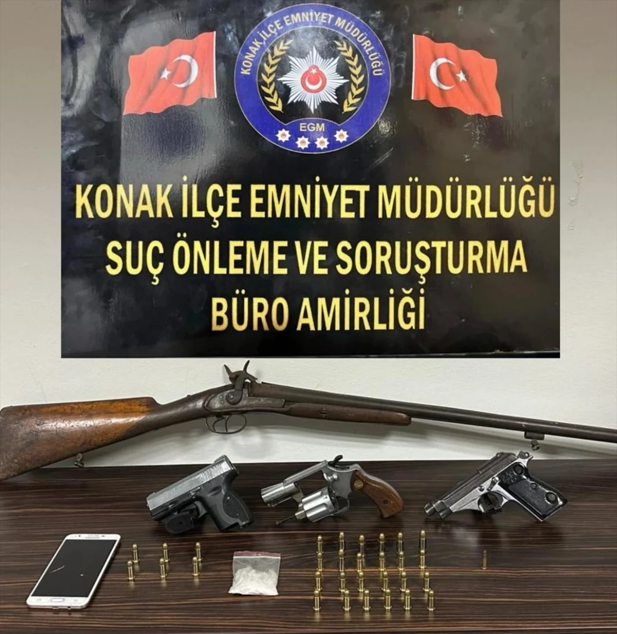 Konak\'ta Uyuşturucu ve Silah Operasyonu: Gözaltına Alındı