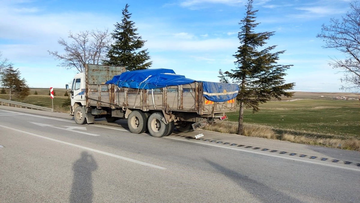 Konya\'da otomobilin kamyona çarpması sonucu 2 kişi yaralandı