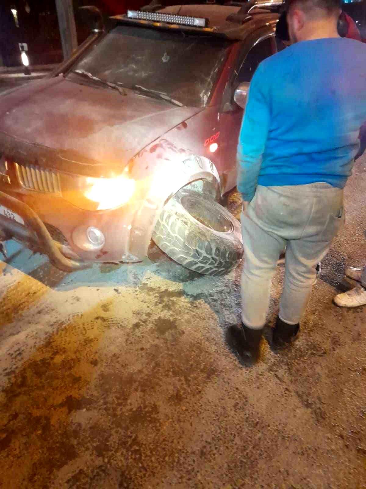 Kütahya\'da seyir halindeyken motor kısmında yangın çıkan otomobilde hasar oluştu