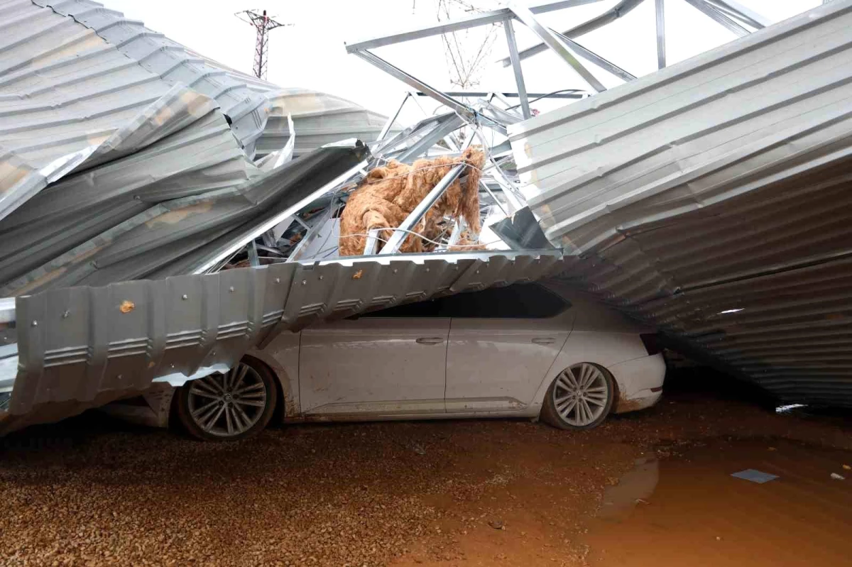 İskenderun\'da Kuvvetli Fırtına: Çatılar Uçtu, 2 Kişi Yaralandı