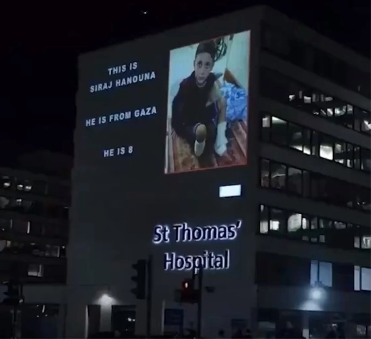 İsrail\'in katlettiği çocukların fotoğrafları hastane binasına yansıtıldı