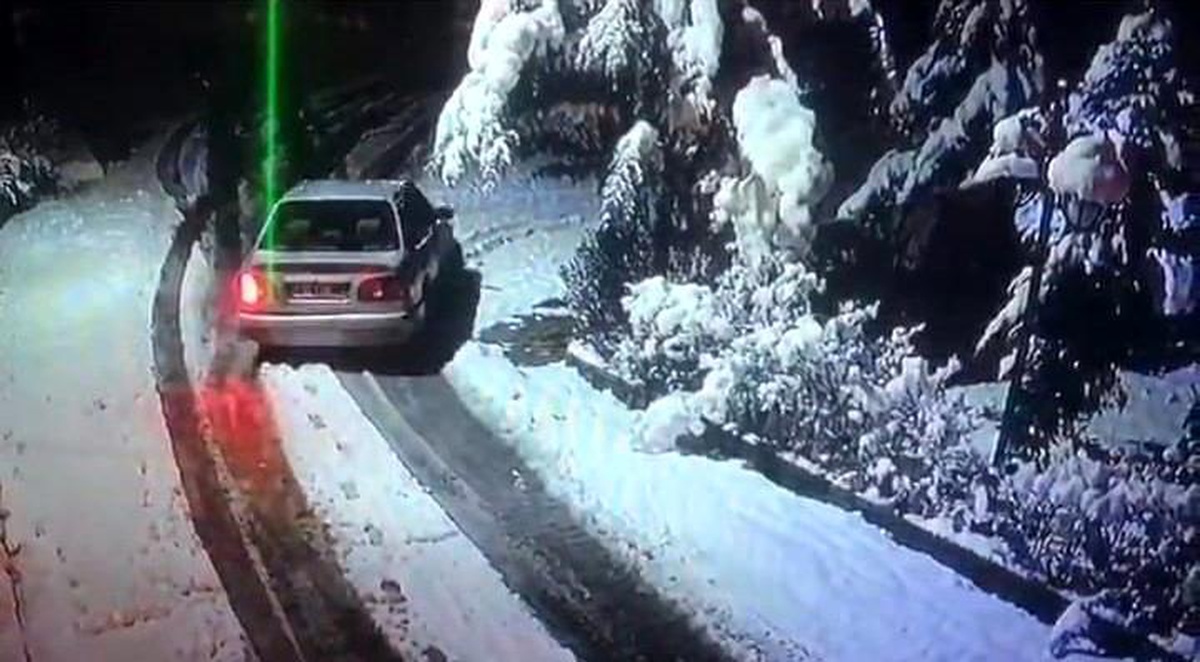 Malatya\'da orta hasarlı binaları mesken tutan hırsızlar çok sayıda hasarlı binanın bulunduğu bir sitede ne bulduysa götürdü
