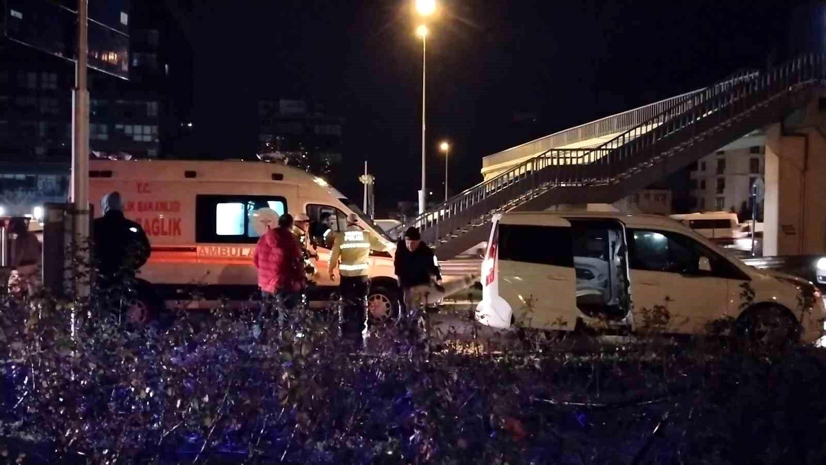 Maltepe\'de seyir halindeki araç yaya çarptı, kişi yaralandı