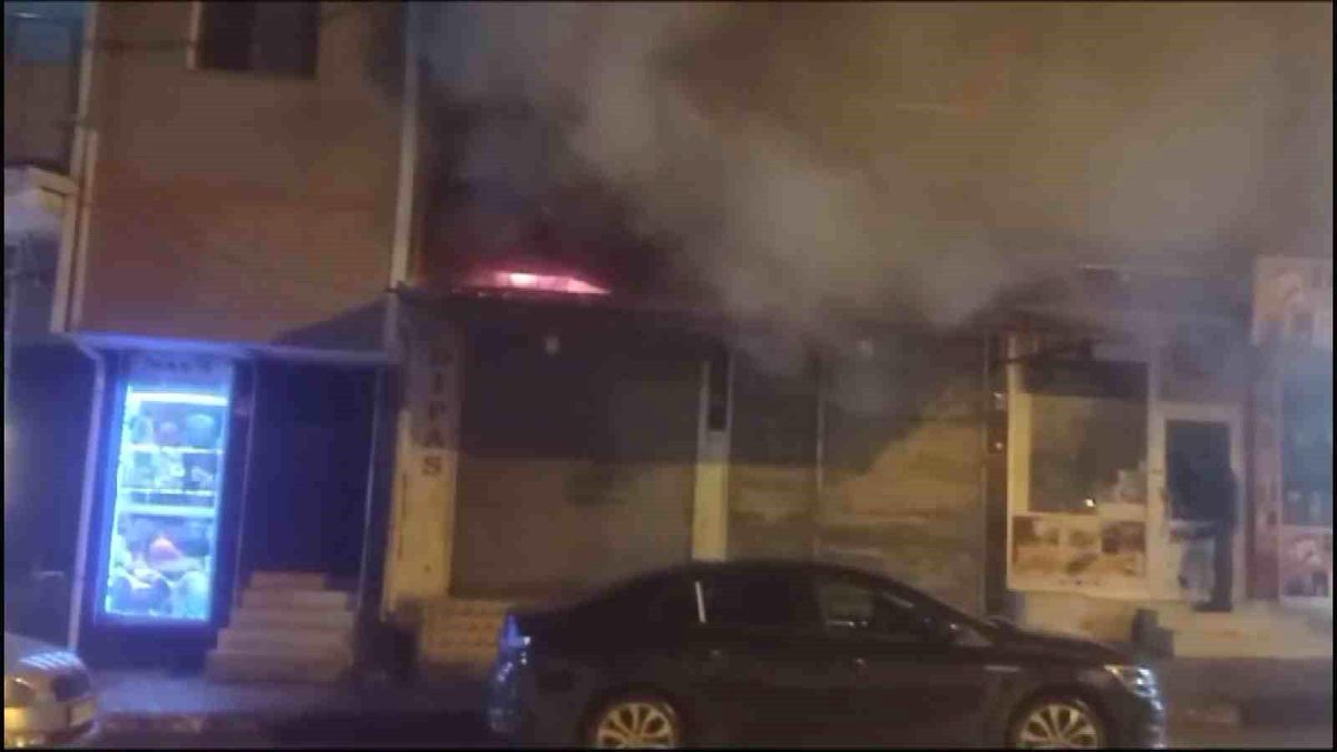 Hatay\'da bir markette çıkan yangında çakmaklar patladı