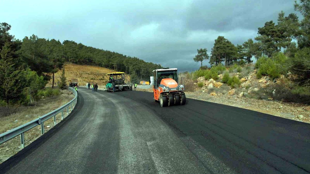 Muğla Büyükşehir Belediyesi 13 İlçede 3 Bin 261 Km Yol Çalışması Yaptı