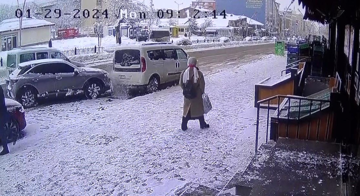 Muş\'ta U dönüşü yapan araca çarpmamak için manevra yapan otomobil, park halindeki araca çarptı