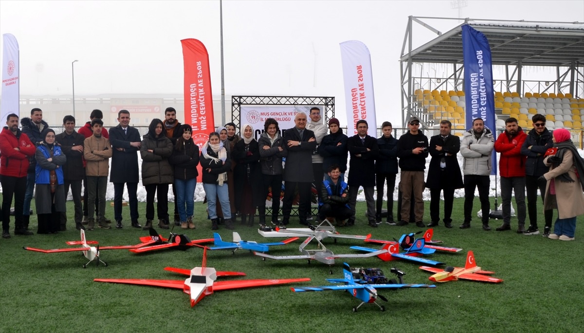 Muş\'ta Gençler TEKNOFEST İçin Model Uçak Kursuna Katılıyor