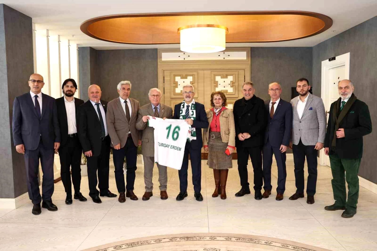 Bursaspor Başkanı Sinan Bür, Nilüfer Belediye Başkanı Turgay Erdem\'i ziyaret etti
