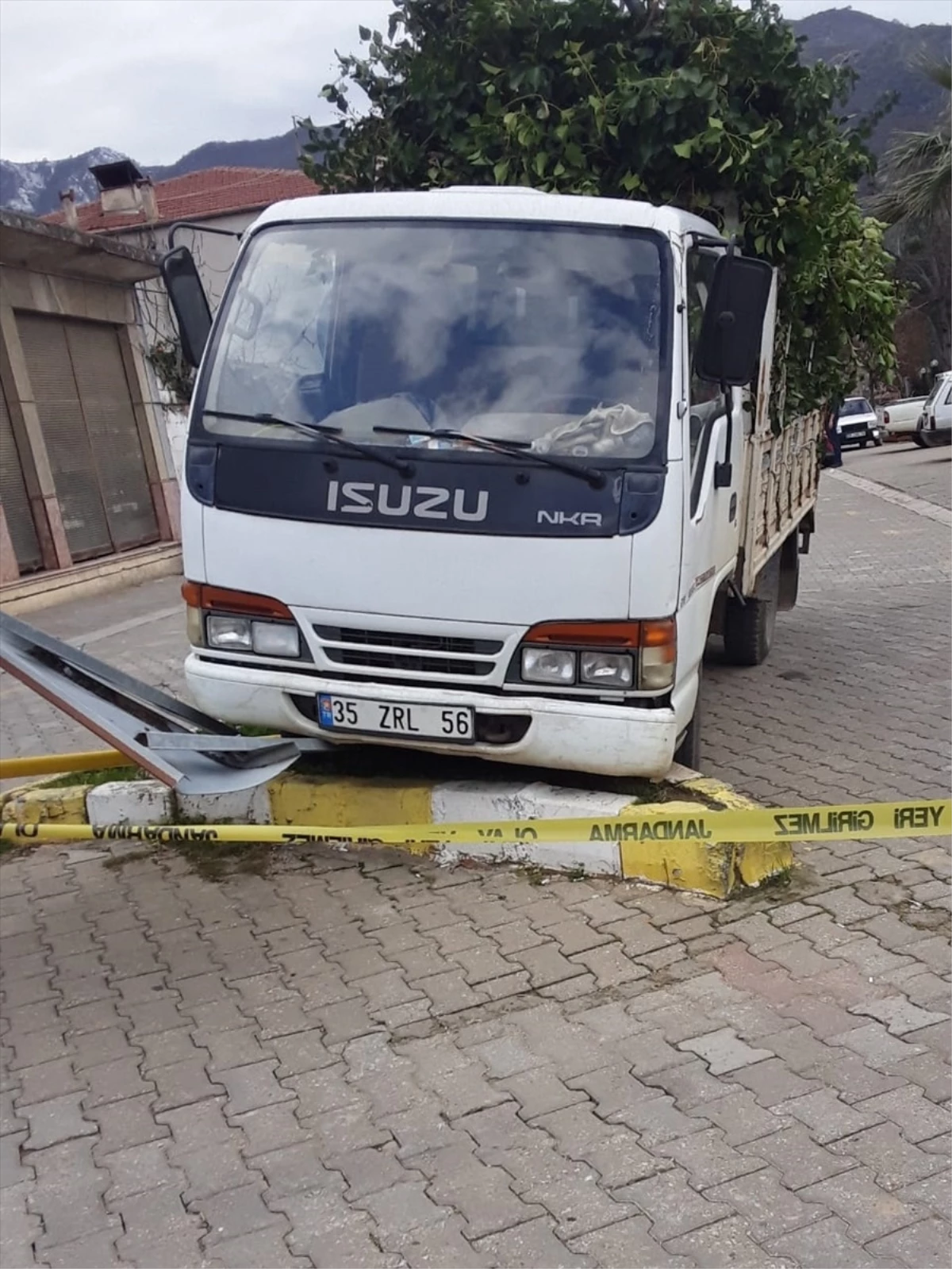 İzmir\'de kamyonet sürücüsü kalp krizi geçirdi, trafik levhasına çarptı