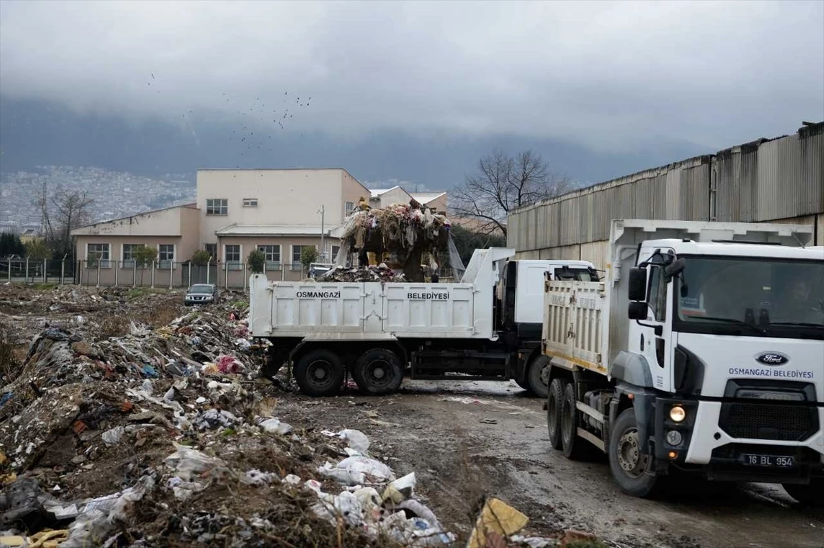 Osmangazi Belediyesi, Veysel Karani Mahallesi\'ndeki Kaçak Çöp ve Molozları Topladı