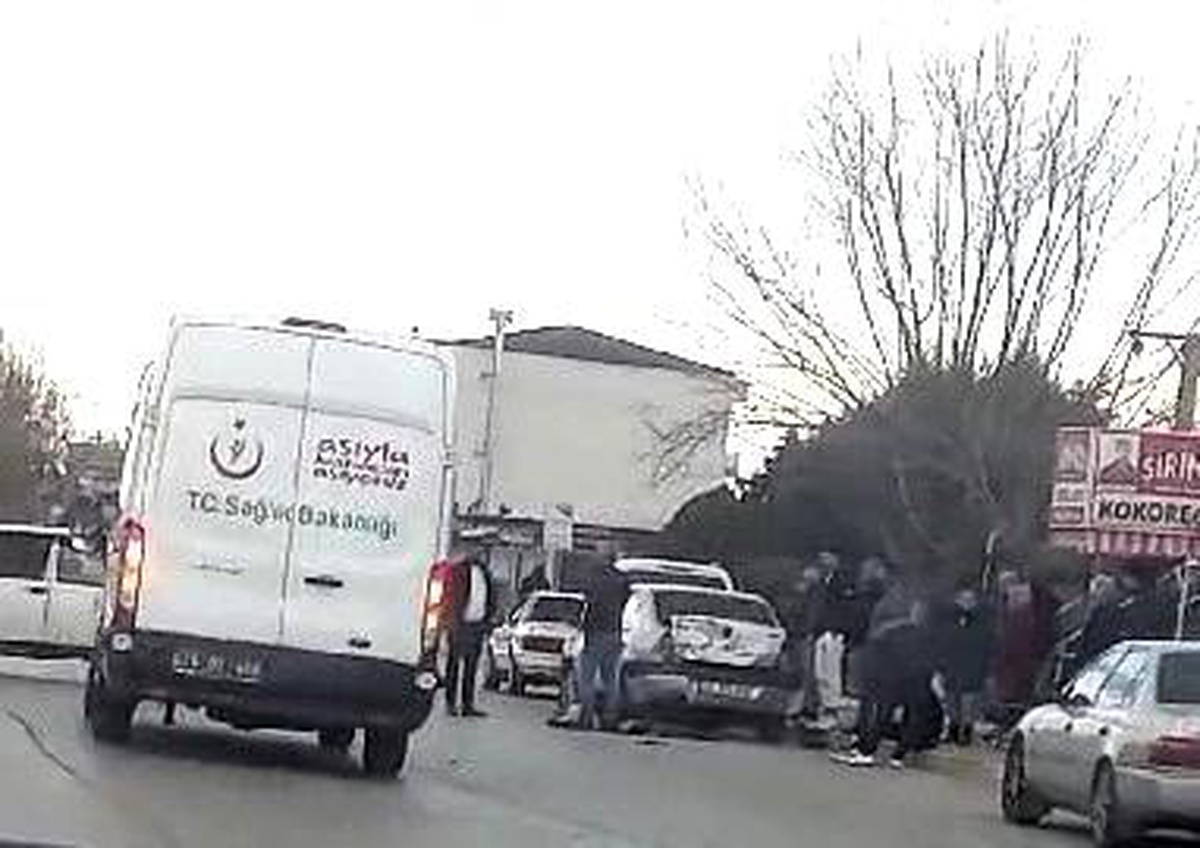 Denizli\'de Bisikletliye Çarpan Otomobil Kontrolden Çıkarak Park Halindeki Araça Zarar Verdi