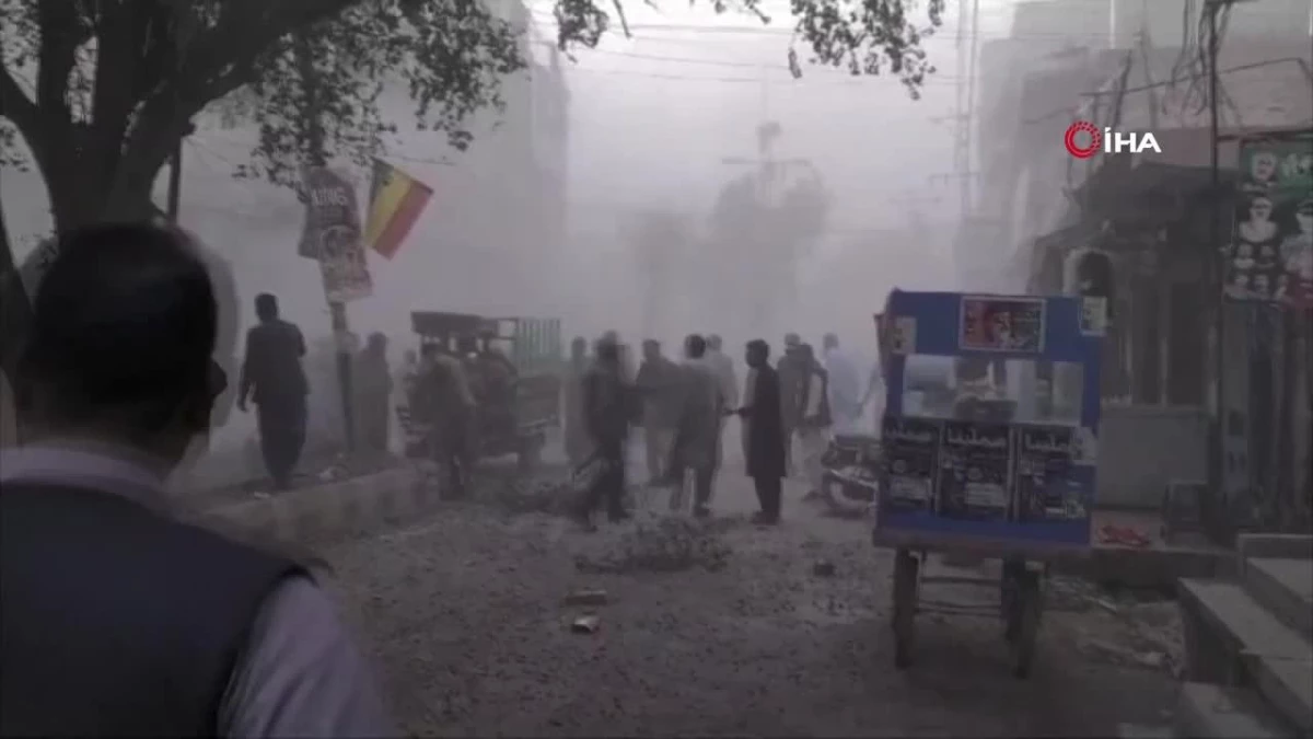 Pakistan\'da seçim konvoyuna bombalı saldırı: 4 ölü