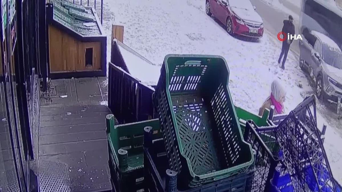 Park halindeki araca arkadan çarptı, araç mağazaya daldı... O anlar kamerada