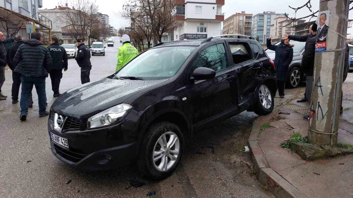 Samsun\'da Otomobil Çarpışması: 1\'i Çocuk 2 Kişi Yaralandı