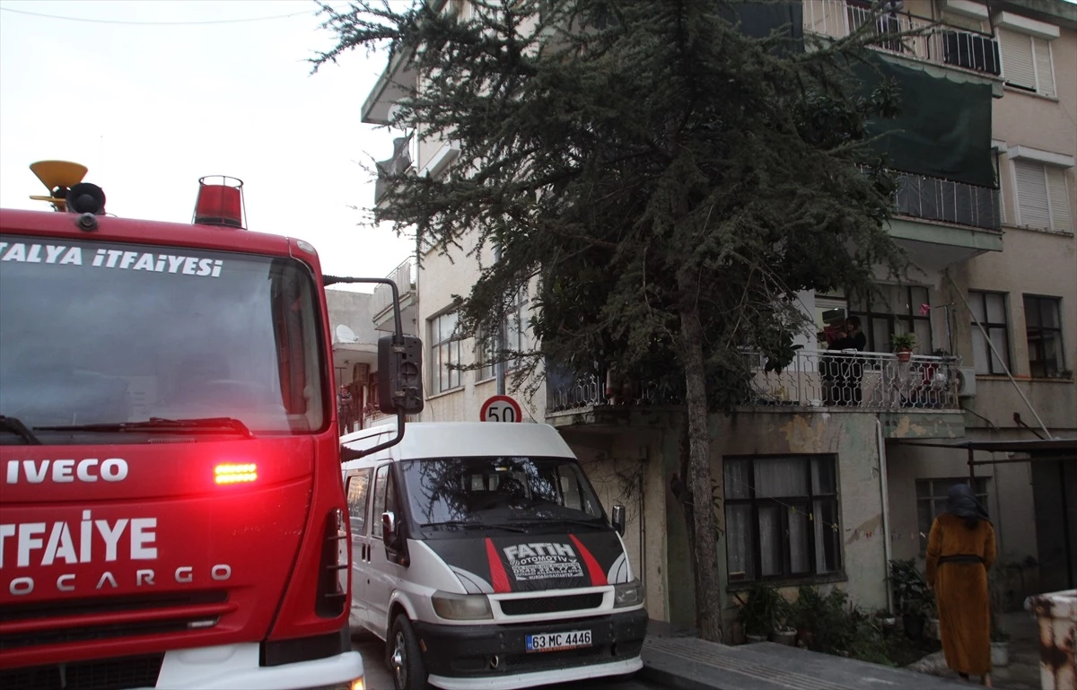 Antalya\'da bir evin balkonunda çıkan yangın söndürüldü