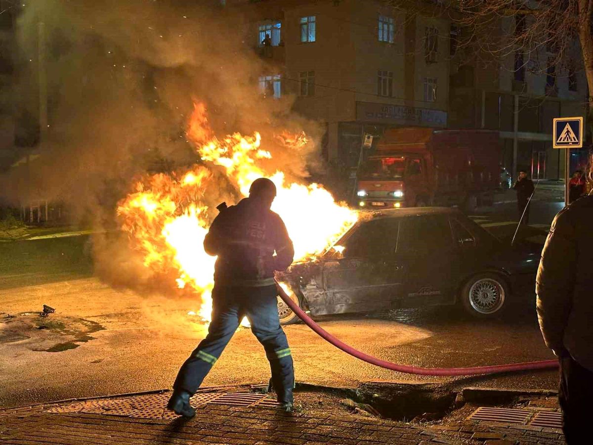 Gebze\'de Otomobil Alev Aldı, İtfaiye Ekipleri Yangını Söndürdü