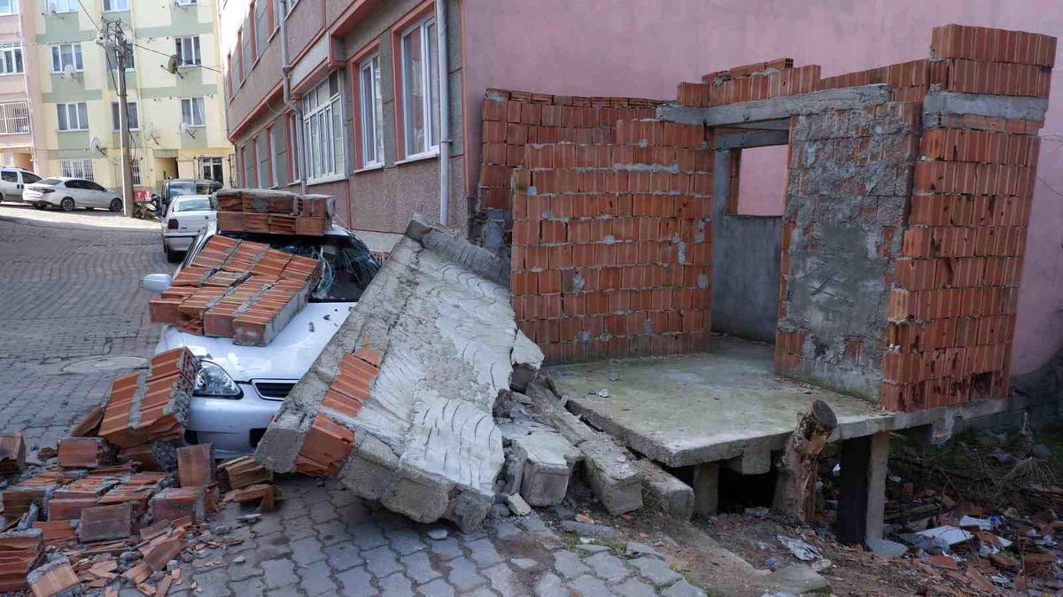 Edirne\'de şiddetli rüzgar nedeniyle evin duvarı otomobilin üzerine yıkıldı