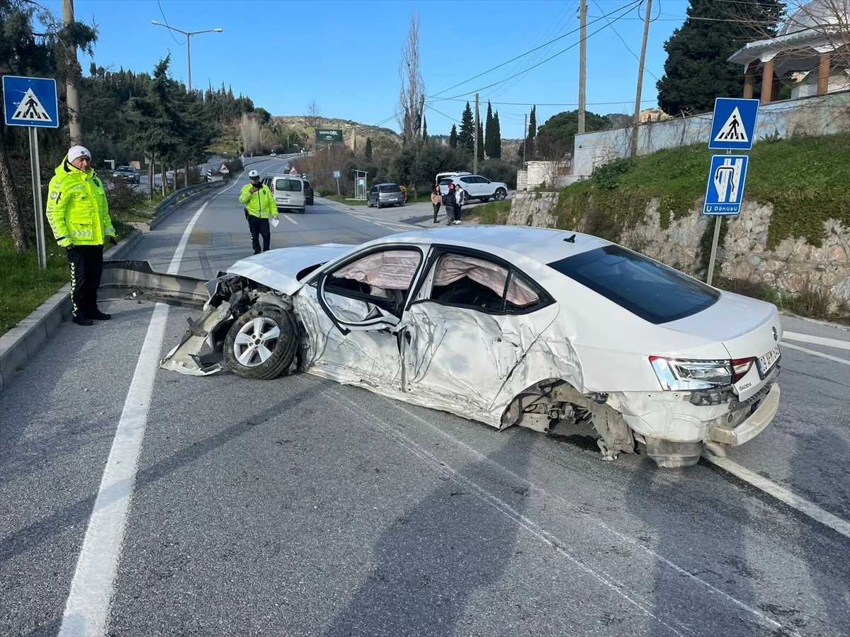 Söke\'de Otomobil Aydınlatma Direğine Çarptı: Sürücü Yaralandı