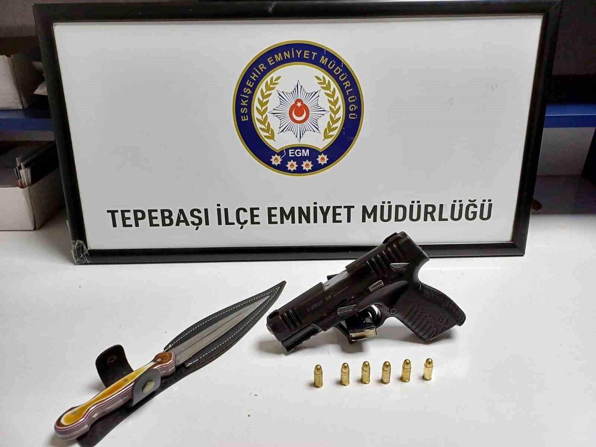 Eskişehir\'de Şüpheli Araçta Kama ve Tabanca Ele Geçirildi