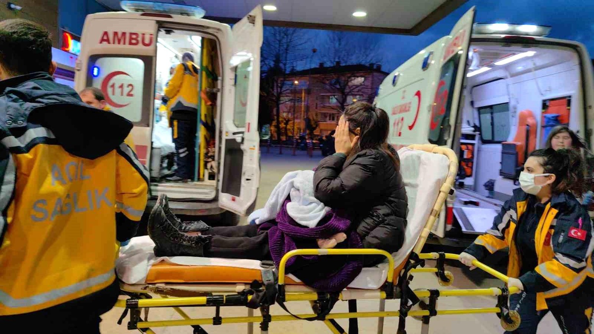 İnegöl\'de kontrolden çıkan otomobil yayalara çarptı: 4 yaralı