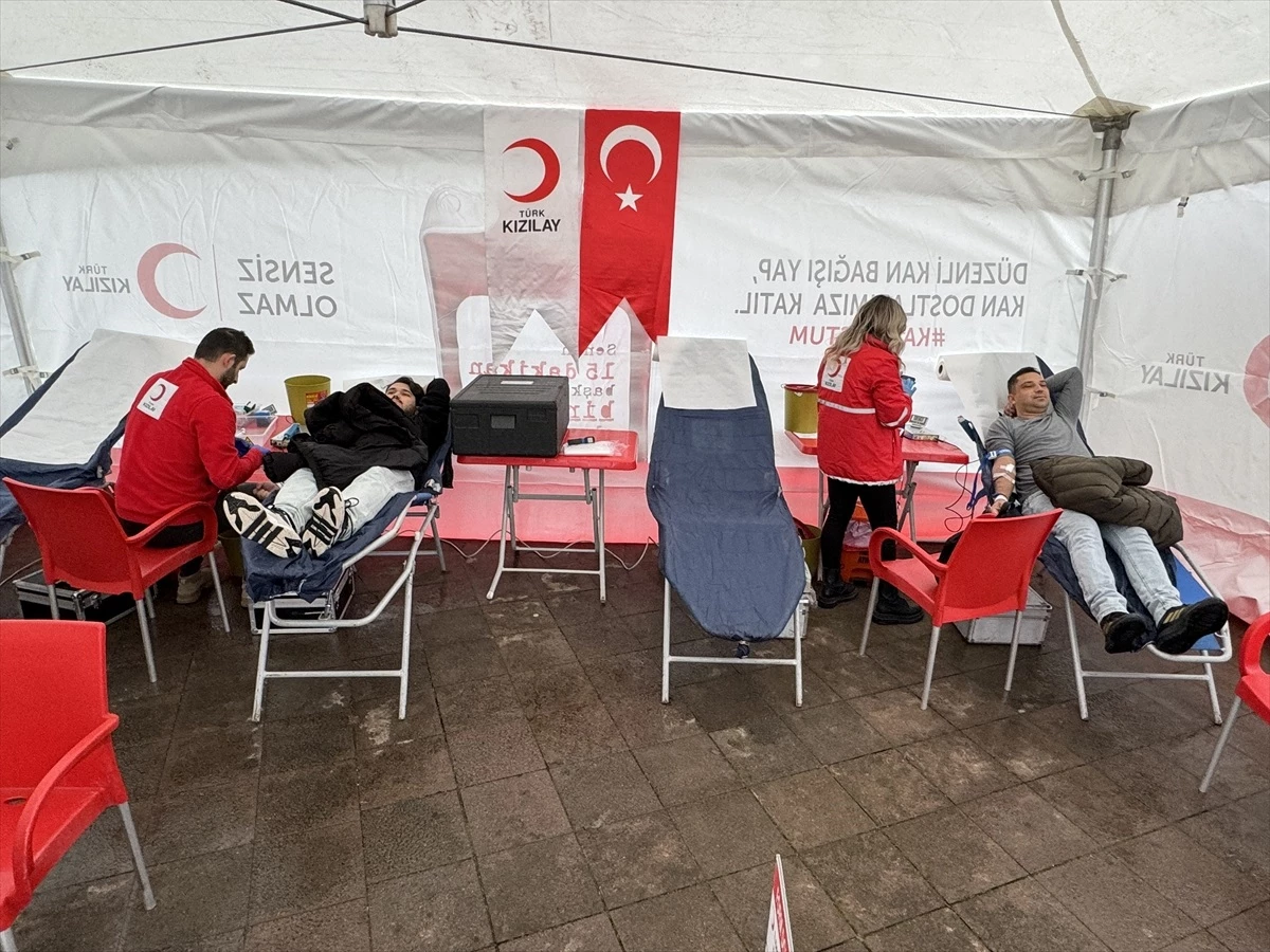 Tekirdağ\'da Vatandaşlar Türk Kızılay Kampanyasına Destek Verdi