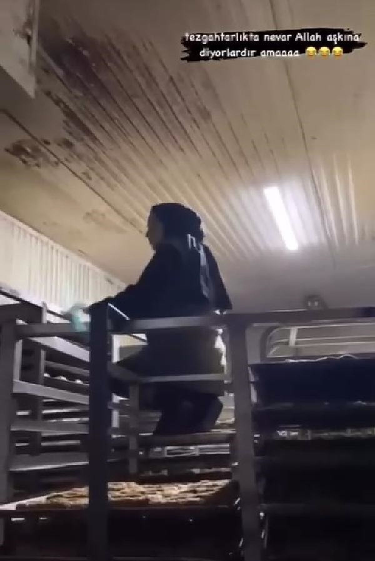 Fırında çalışan kadının çizmeleriyle kurabiyelerin üzerine bastığı anlar sosyal medyada tepki çekti