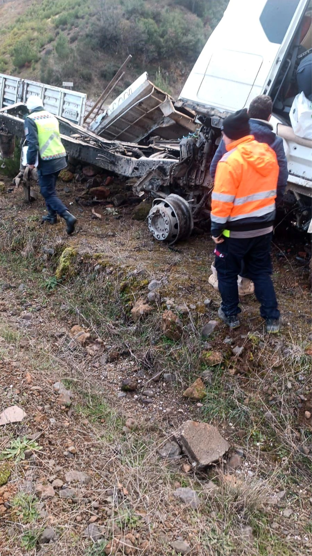 Balıkesir Dursunbey karayolunda tomruk yüklü kamyon kaza yaptı, sürücü hayatını kaybetti