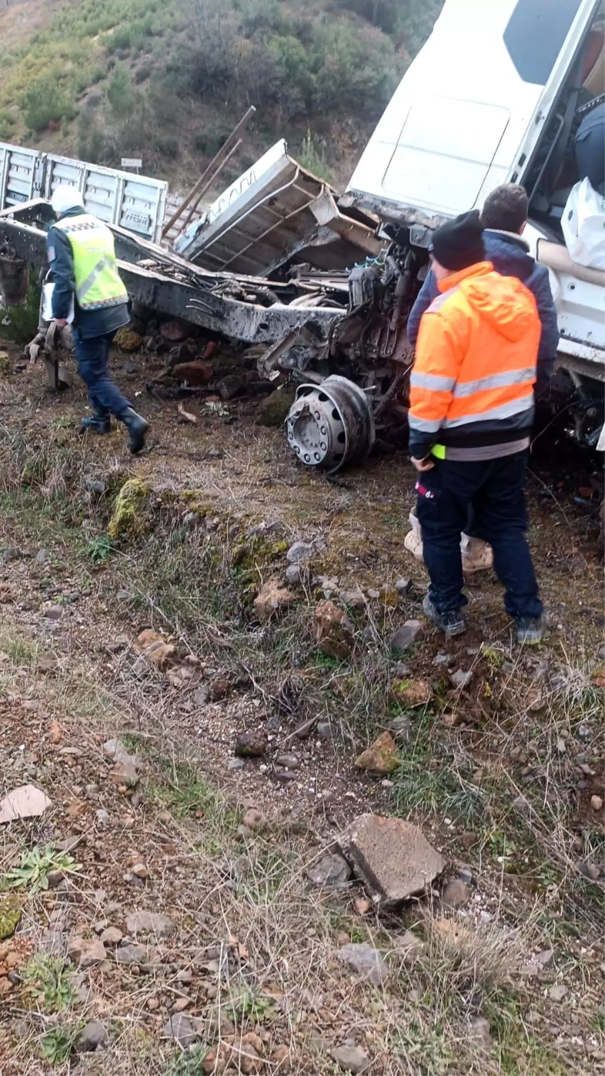 Balıkesir Dursunbey karayolunda tomruk yüklü kamyon kaza yaptı, sürücü hayatını kaybetti