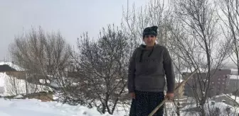 Polisler, kardan temizlemeye çalışan kadına yardım etti