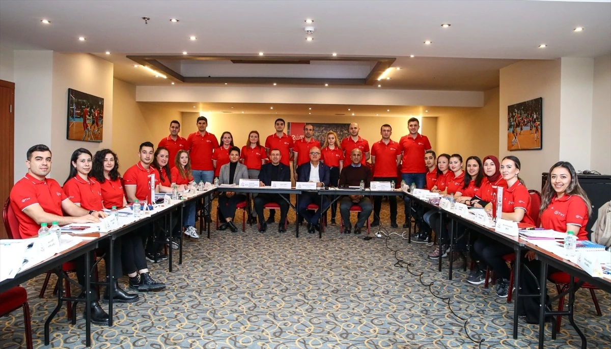 TVF Başkanı Mehmet Akif Üstündağ, Ulusal Voleybol Aday Hakem Kursu\'nu ziyaret etti