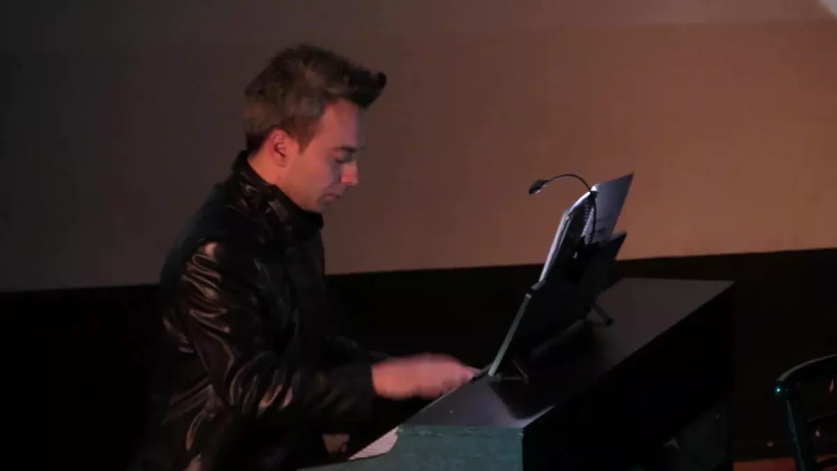 Foça'da Uğur Mumcu anısına tiyatro oyunu sahnelendi