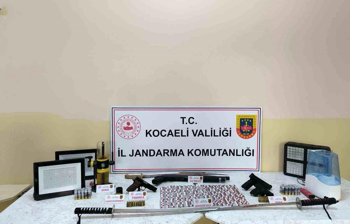 İzmit\'te yapılan operasyonda uyuşturucu ve silahlar ele geçirildi