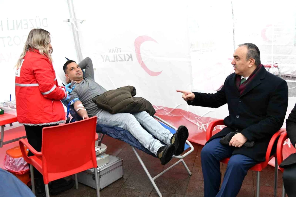 Tekirdağ Valisi Recep Soytürk, Kan Bağış Noktası\'nı Ziyaret Ederek Vatandaşlara Çağrıda Bulundu