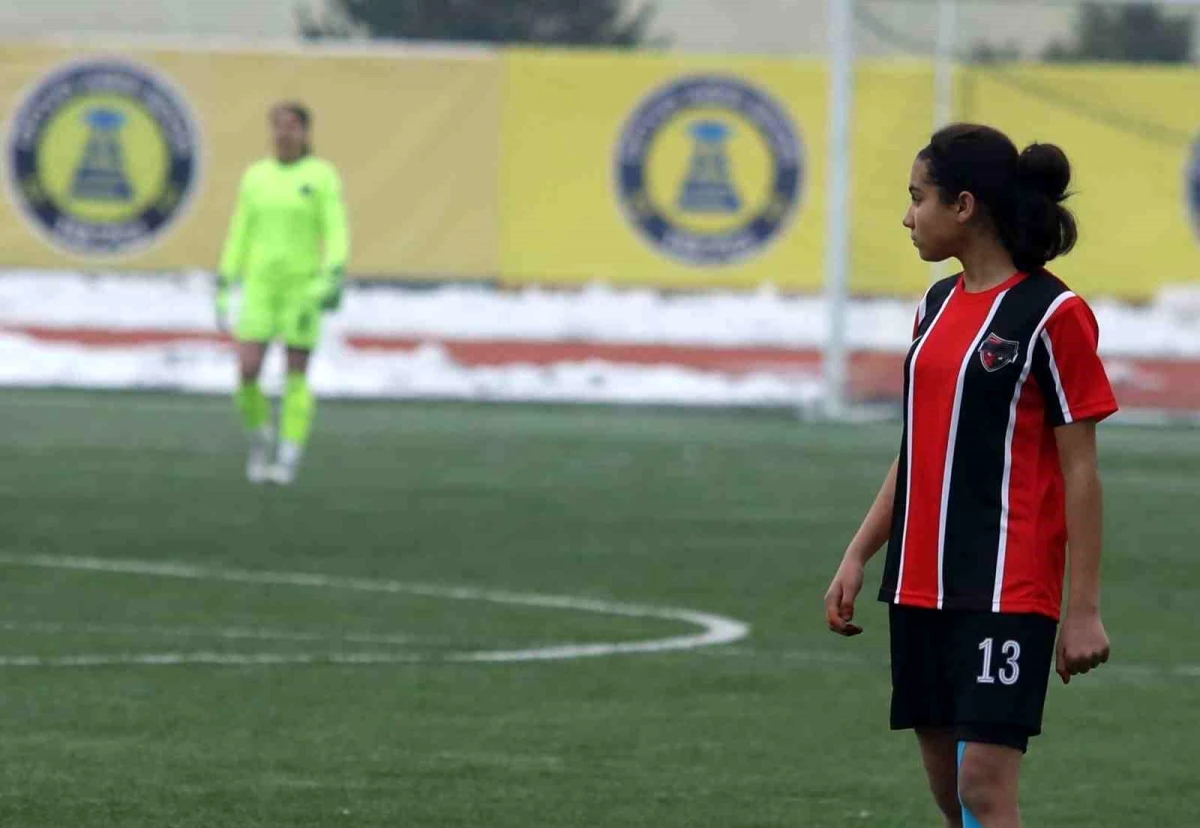 Van Büyükşehir Belediyespor Kadın Futbol Takımı\'nın Yıldızı Şilan Akbal