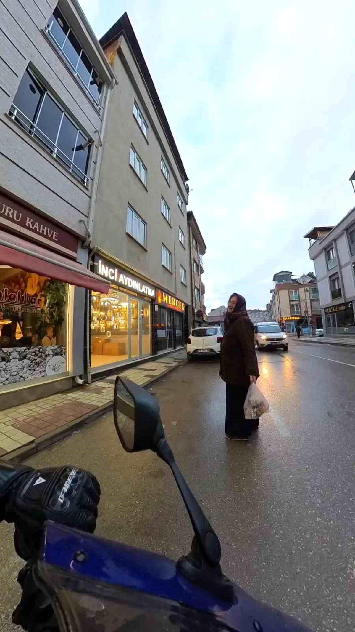 Bursa\'da motosiklet sürücüsü ile yaşlı kadın arasında duygusal diyalog