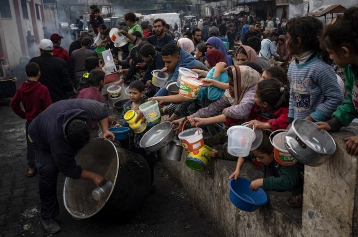 Gazze\'de insani kriz: Filistinliler açlıktan ölmemek için ot yiyor