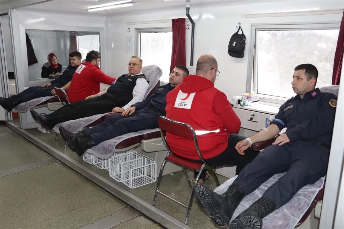 Yozgat İl Jandarma Komutanı ve personeli Türk Kızılay\'a kan bağışında bulundu