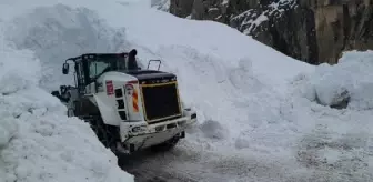 Hakkari Yüksekova'da çığ düştü, 10 metre yükseklikten düşen personel ağır yaralandı