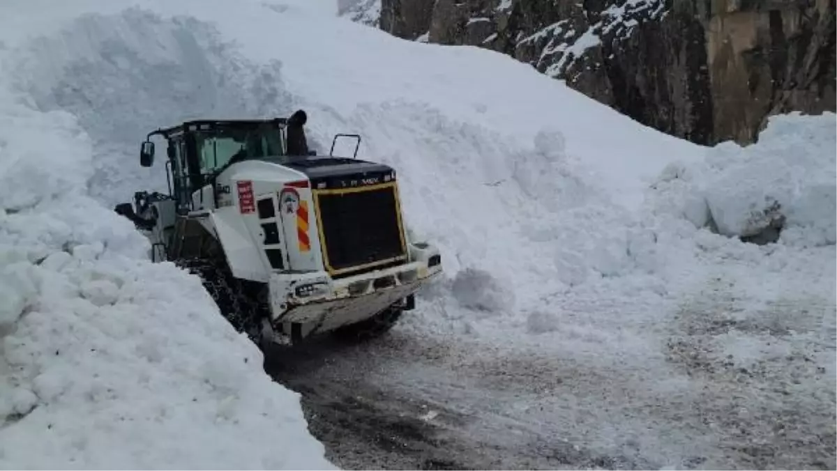 Hakkari Yüksekova\'da çığ düştü, 10 metre yükseklikten düşen personel ağır yaralandı