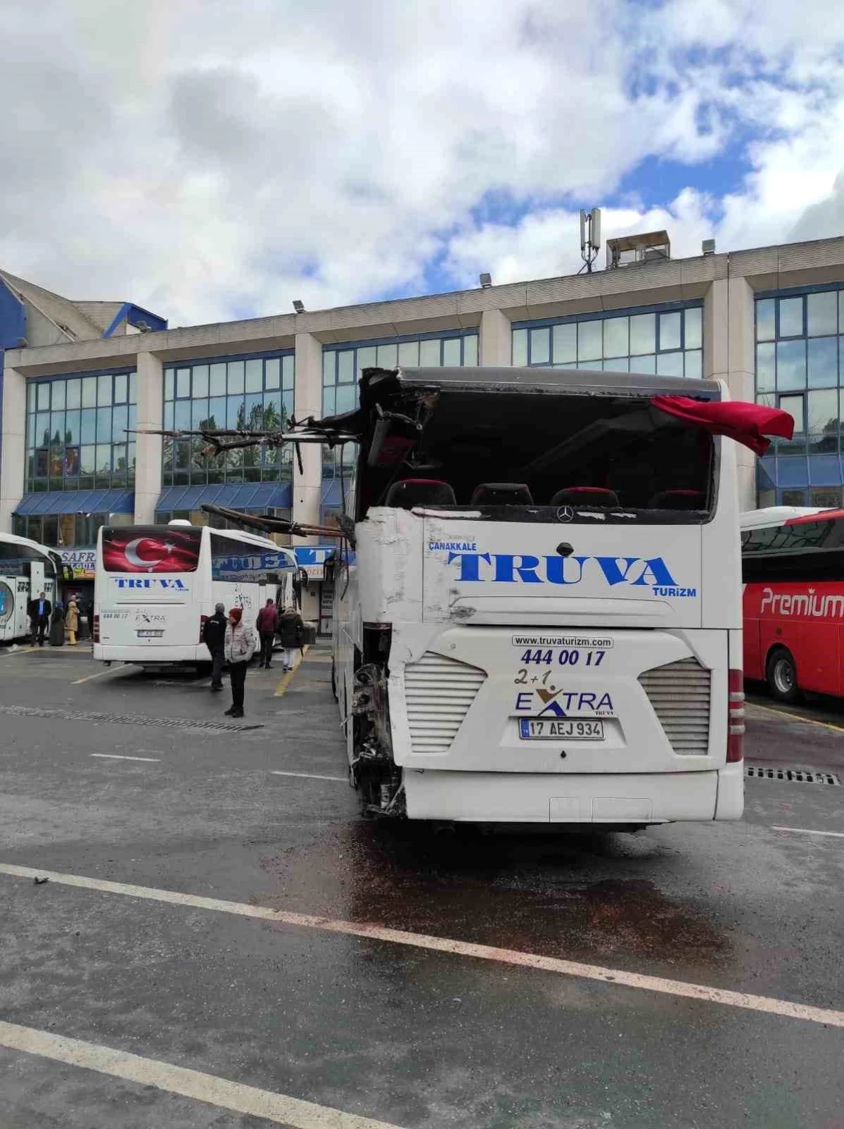 Bayrampaşa\'da Yolcu Otobüsleri Çarpıştı: Muavin Yaralandı
