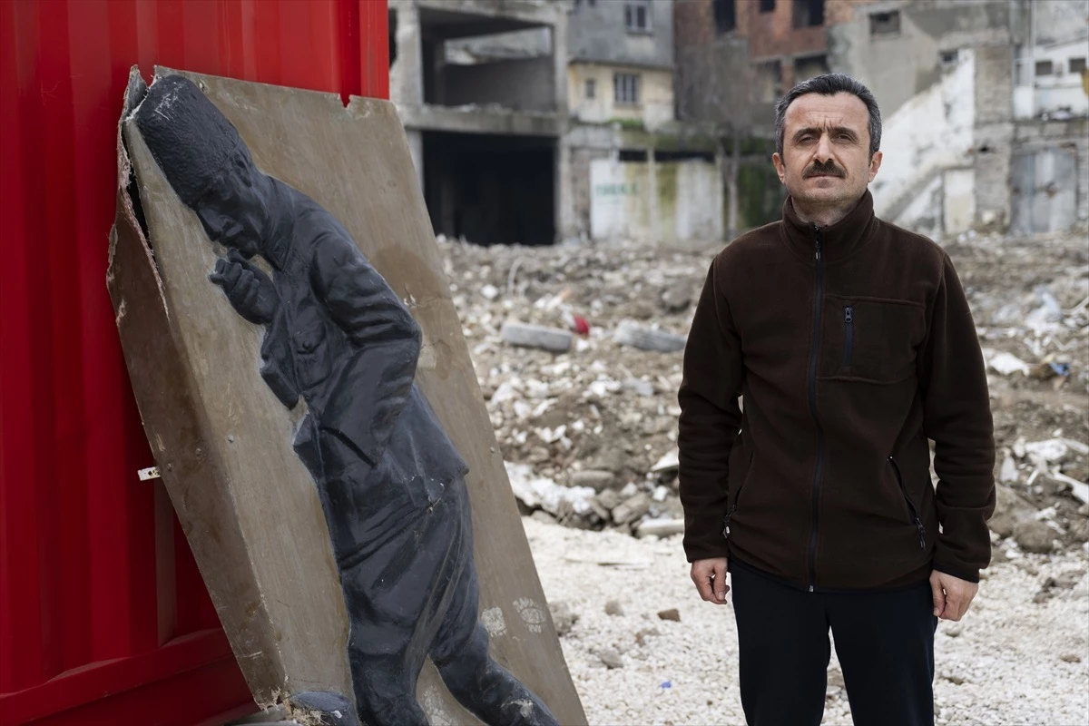 Depremde Yıkılan Kamu Binasının Enkazında Atatürk Rölyefi Bulundu
