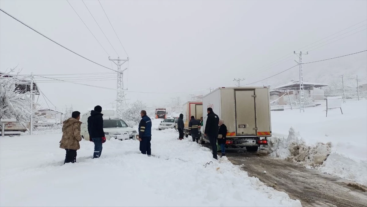 Adana ve Mersin\'de Kar Yağışı Ulaşımı Olumsuz Etkiledi